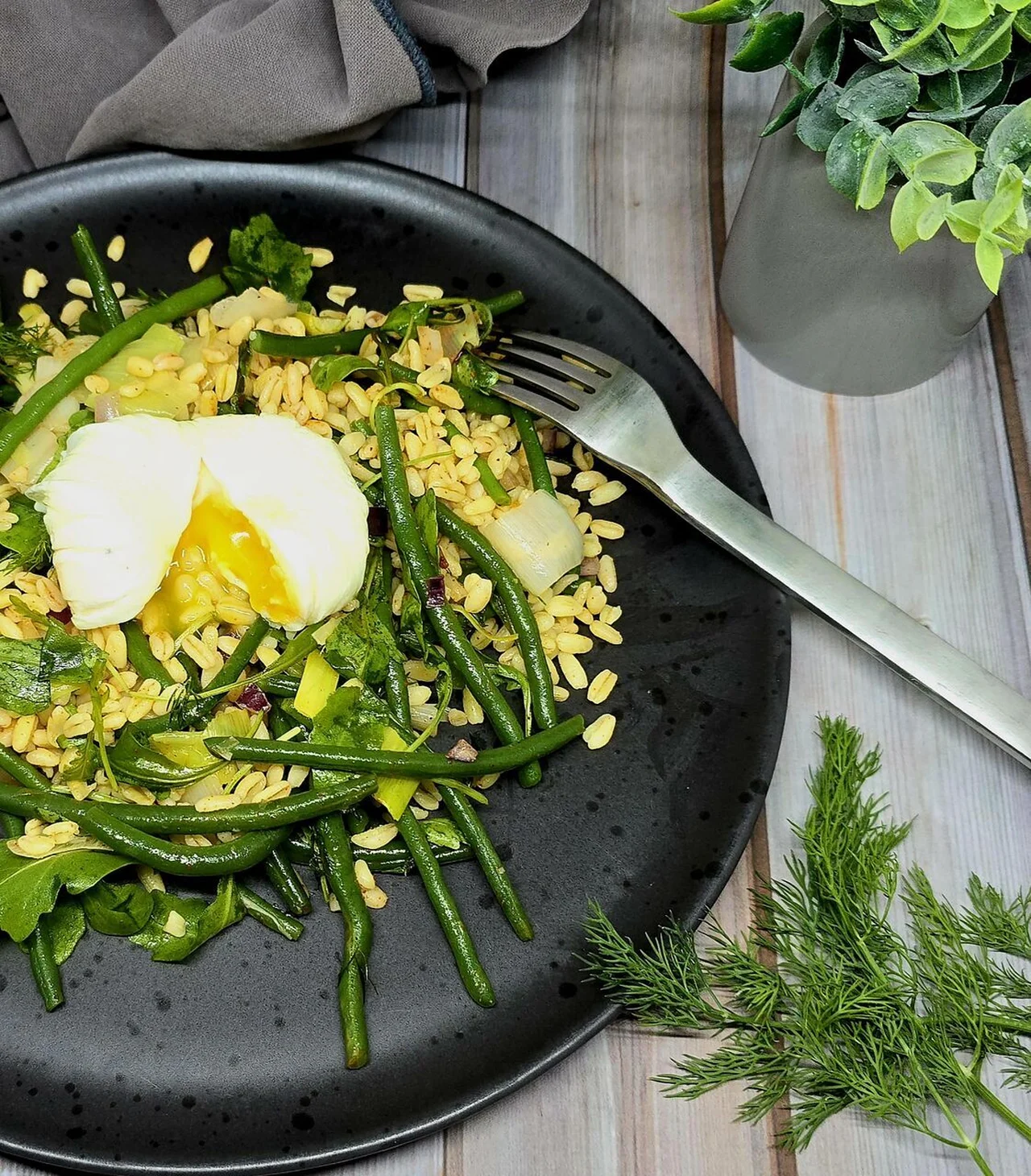 Salade d'ébly, poireaux, haricots verts et œuf poché
