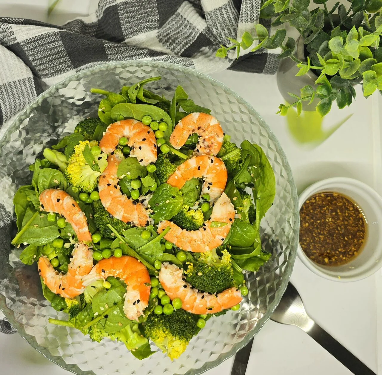 Salade printanière aux crevettes sauce asiatique