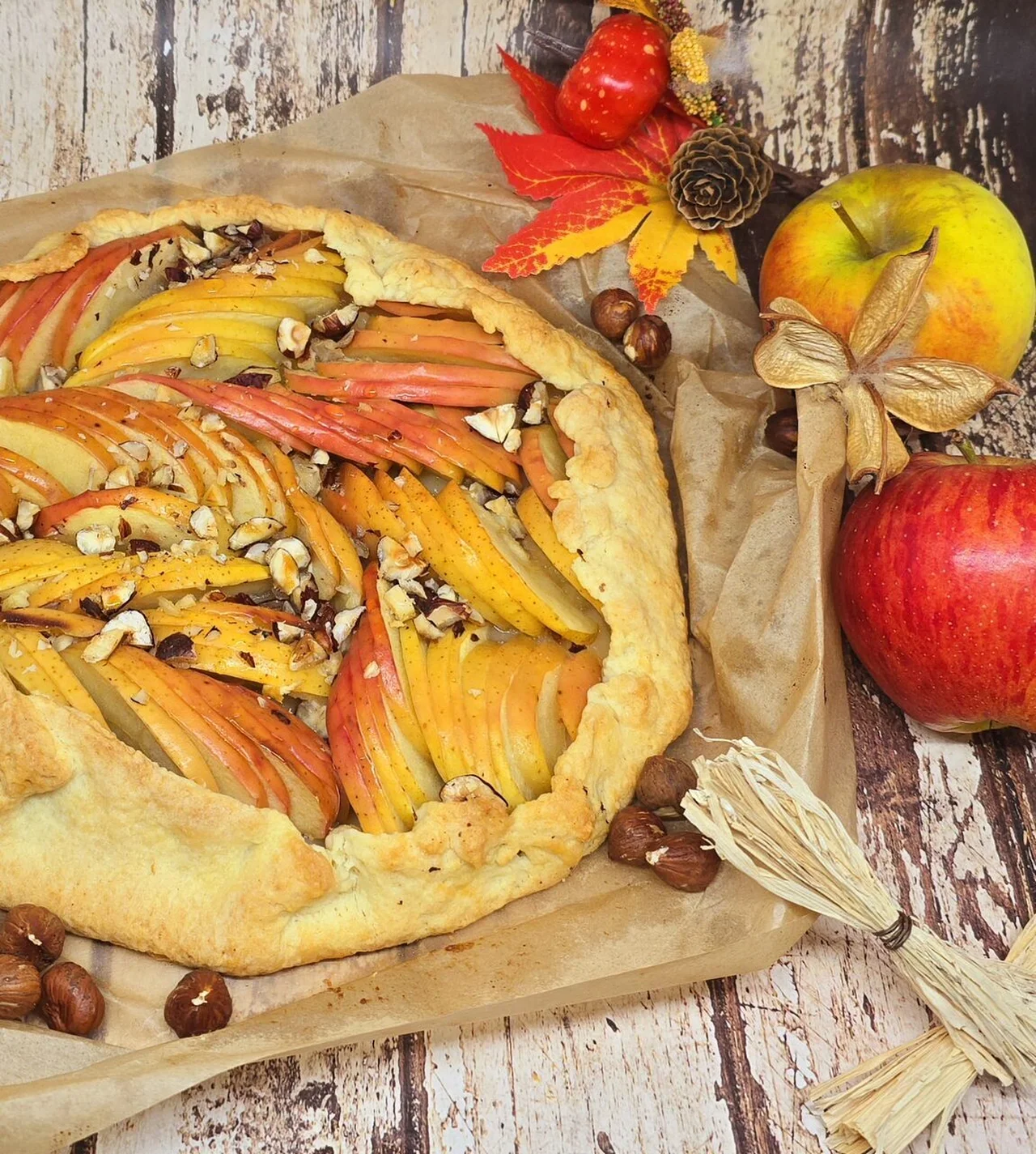 Tarte rustique aux pommes, noisettes et miel