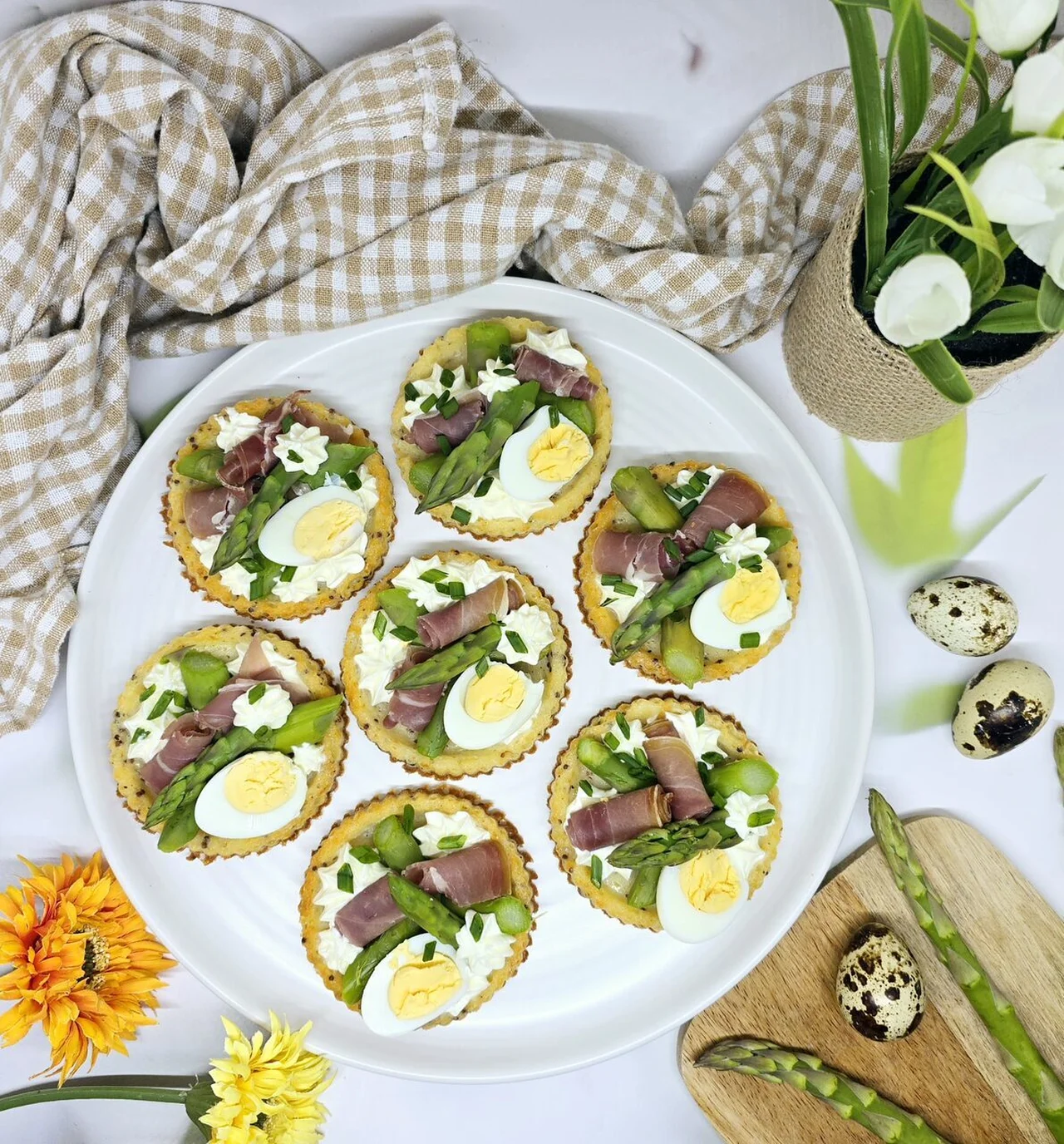 Tartelettes asperges, jambon cru et œuf