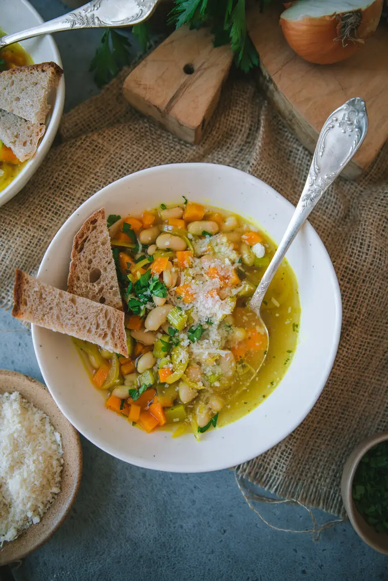 Soupe de haricots blancs et légumes