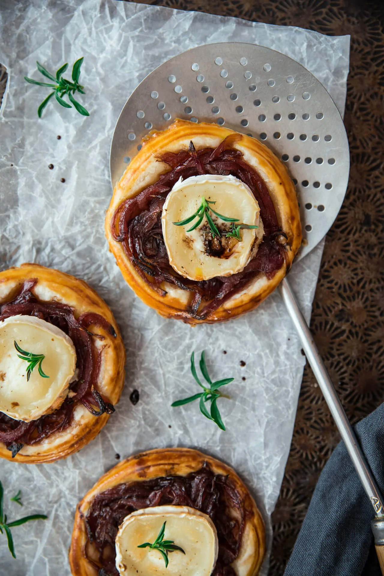 Tartelettes chèvre et oignon confit