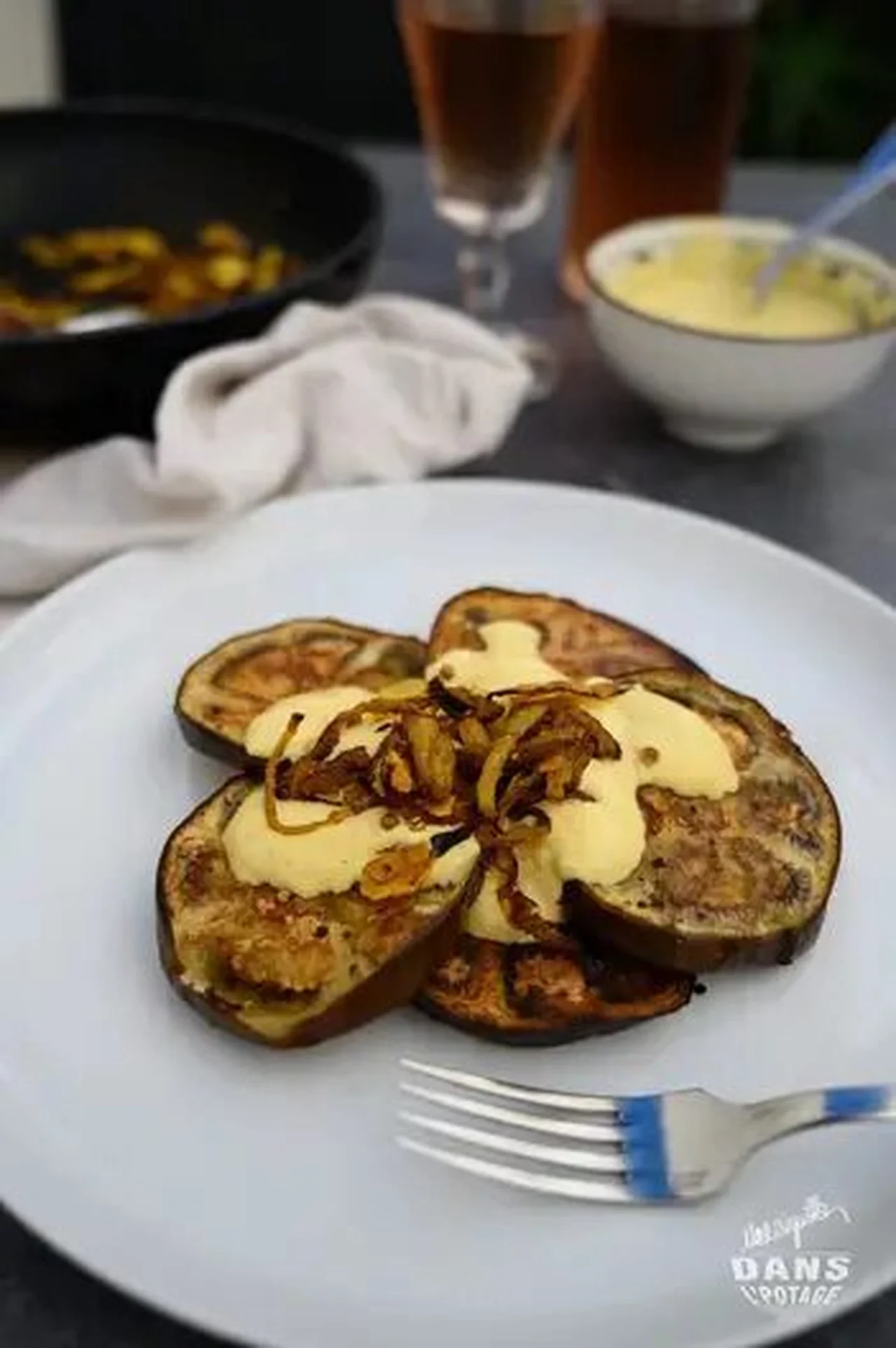 Aubergines rôties, sauce yaourt et curry