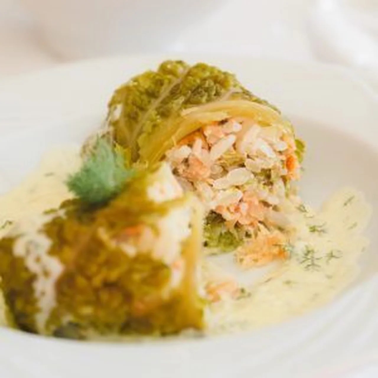 Chou farci au saumon fumé, sauce à l'aneth