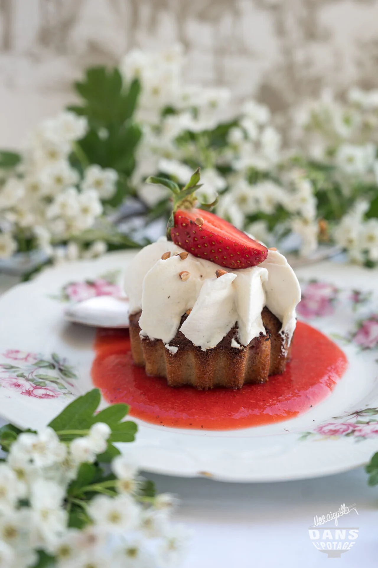 Financier au sarrasin, fraises et chantilly vanillée