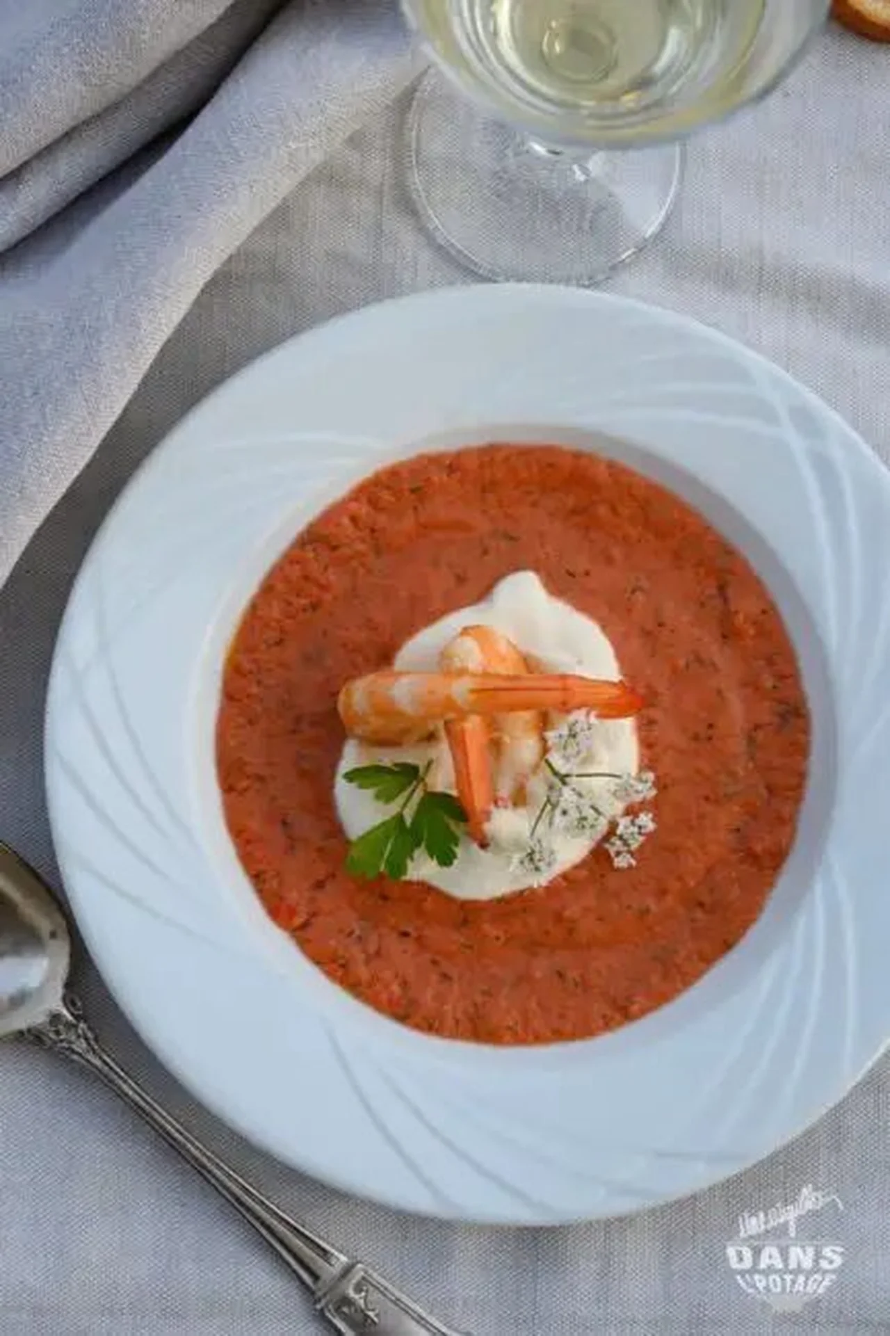 Gaspacho à la coriandre, mousse au thé fumé