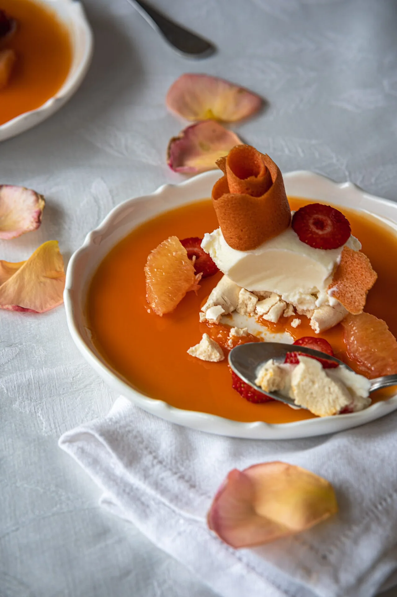 Glace amande, meringue, fraises et suprême d'agrume