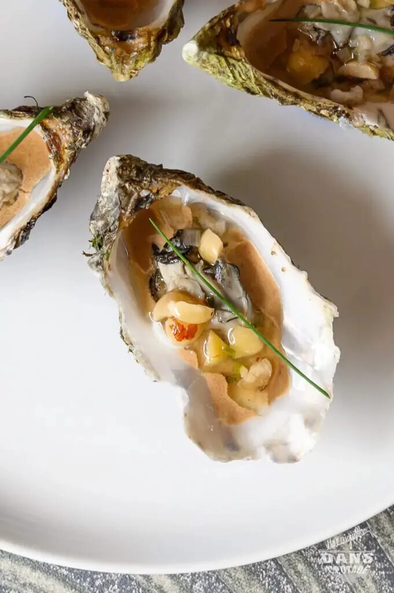 Huîtres pochées, ail noir, vinaigrette noisette