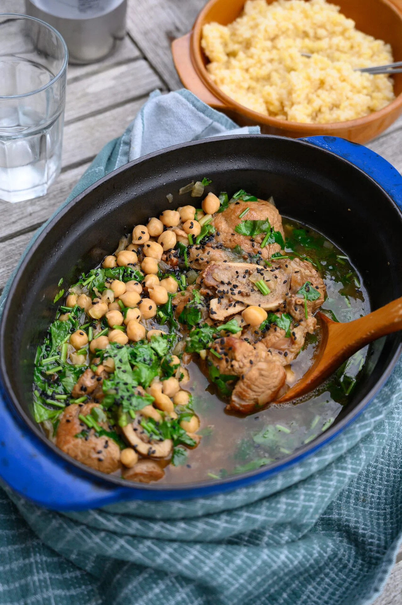 Jarret de veau aux 2 coriandres, pois chiches