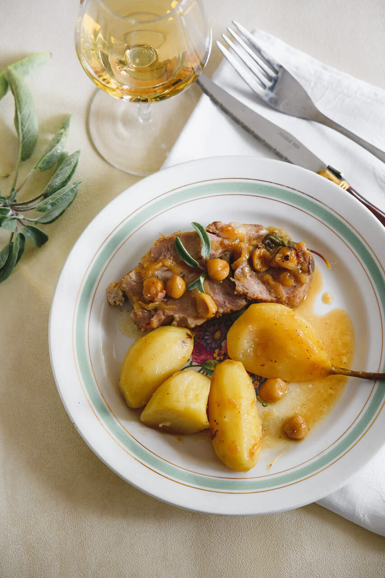 Rôti de porc aux poires et aux noisettes