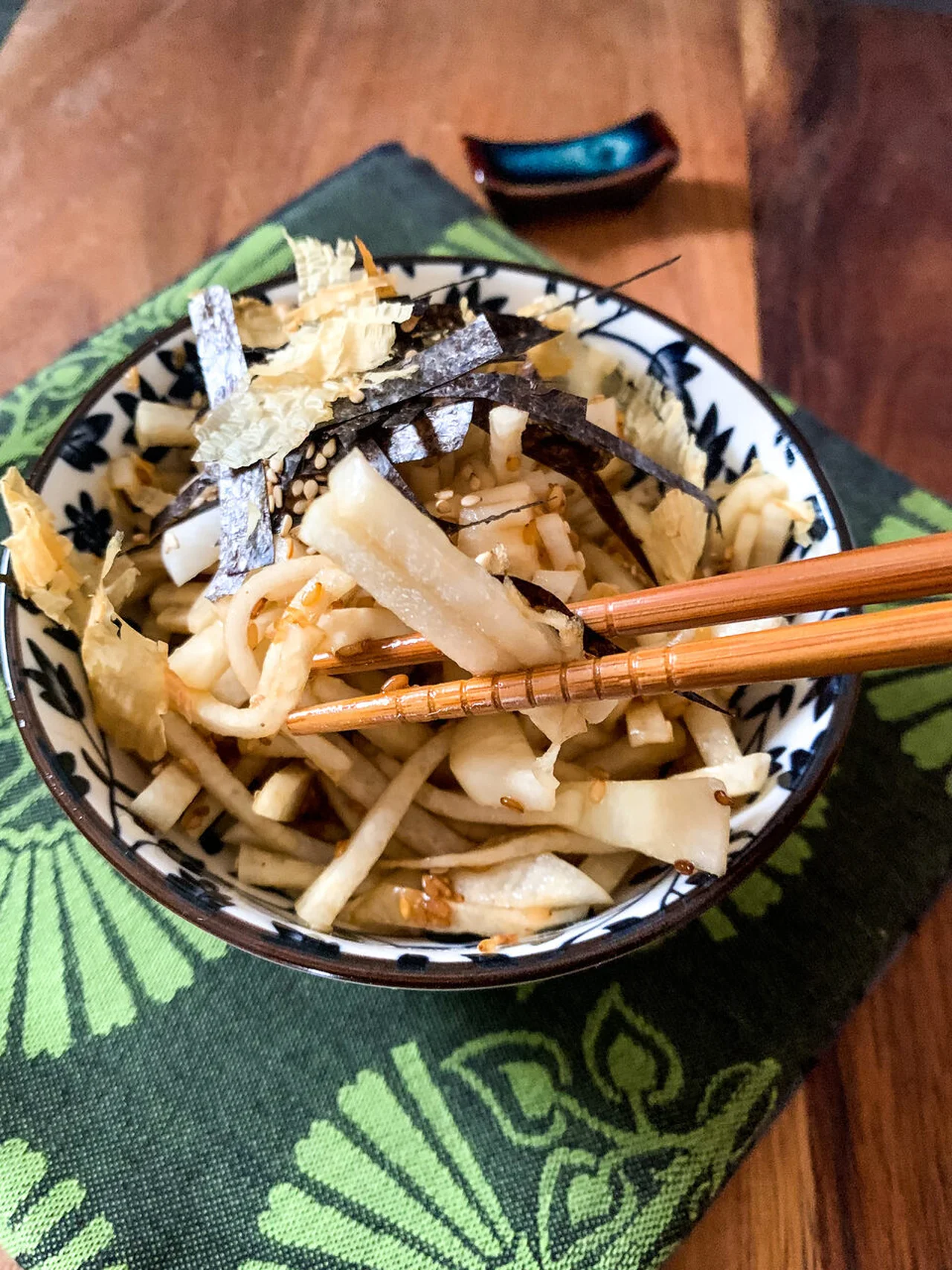 Salade de radis daikon, vinaigrette au sésame