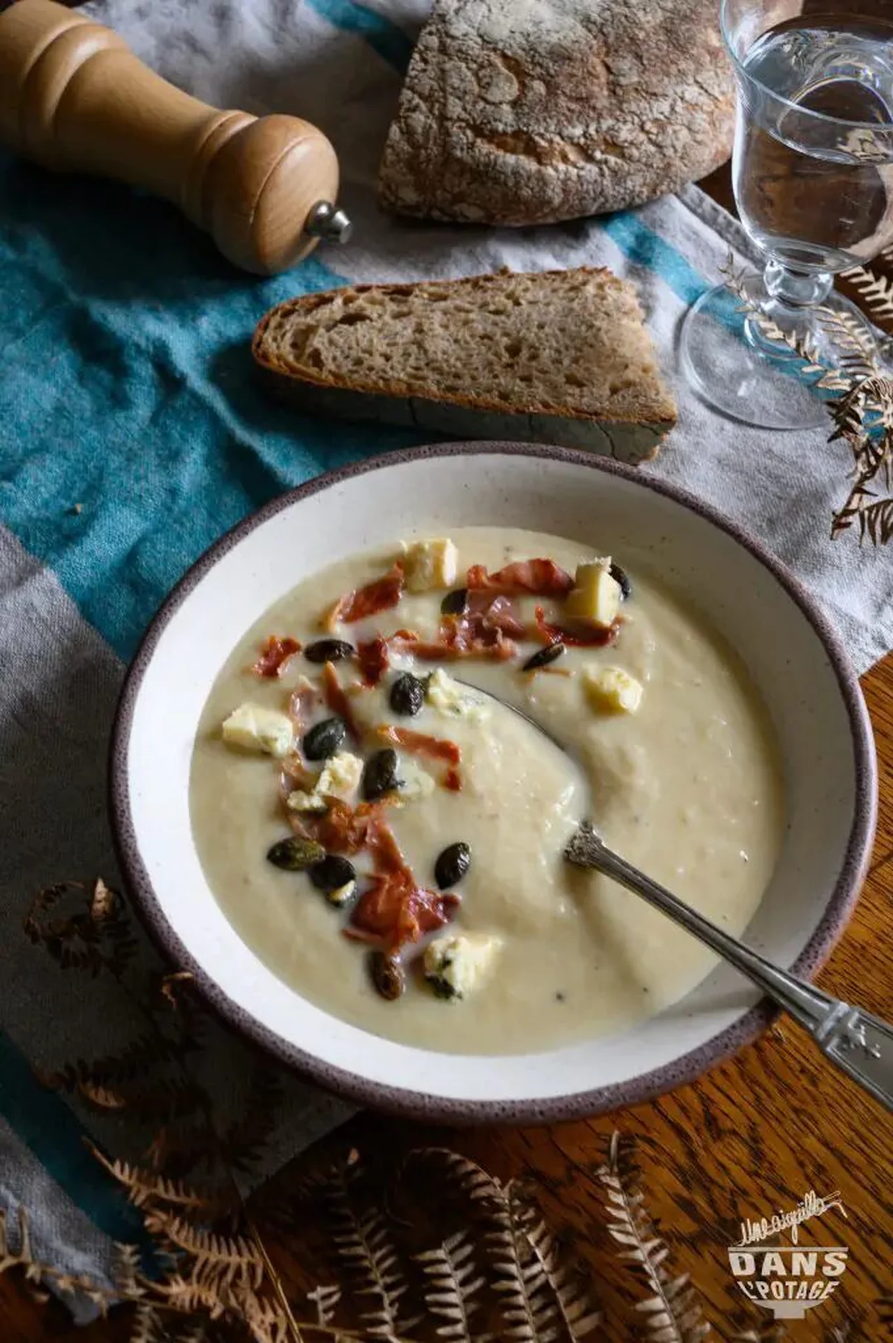 Soupe au chou et panais et son topping gourmand