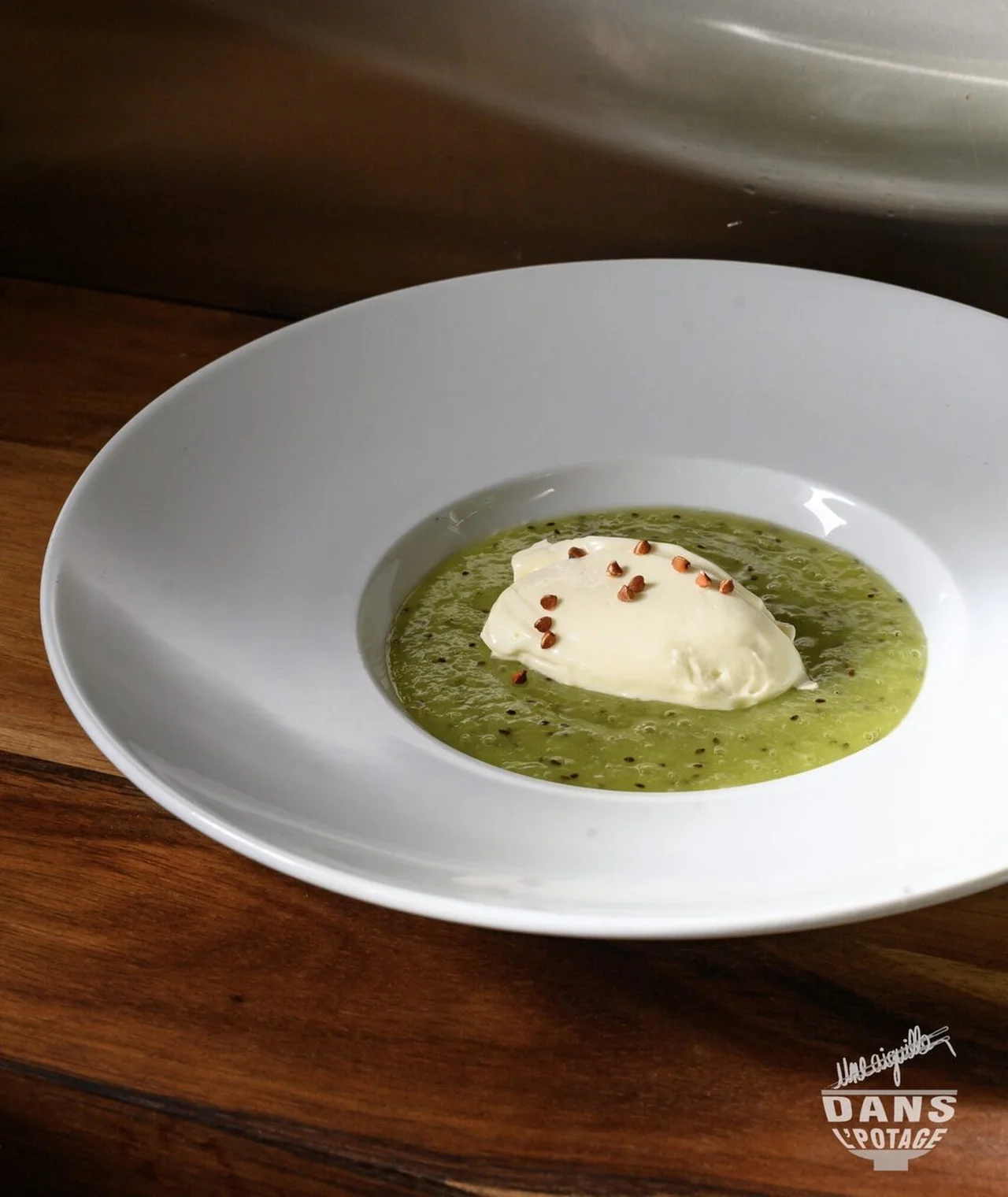 Soupe de kiwi, quenelle de chocolat blanc