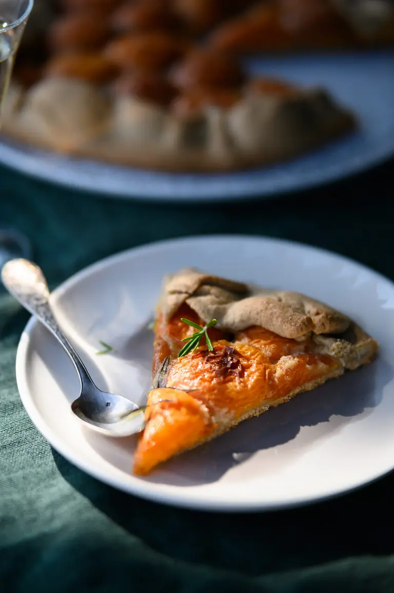 Tarte rustique abricot et romarin