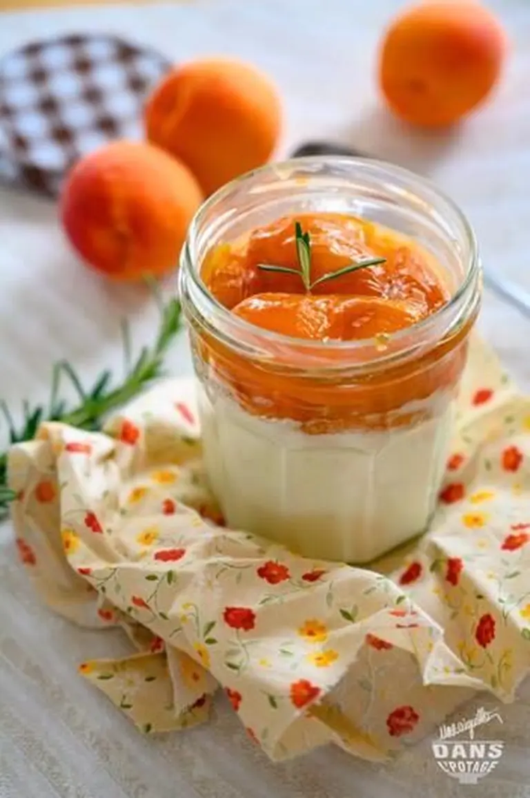 Verrine yaourt, abricot rôti et romarin