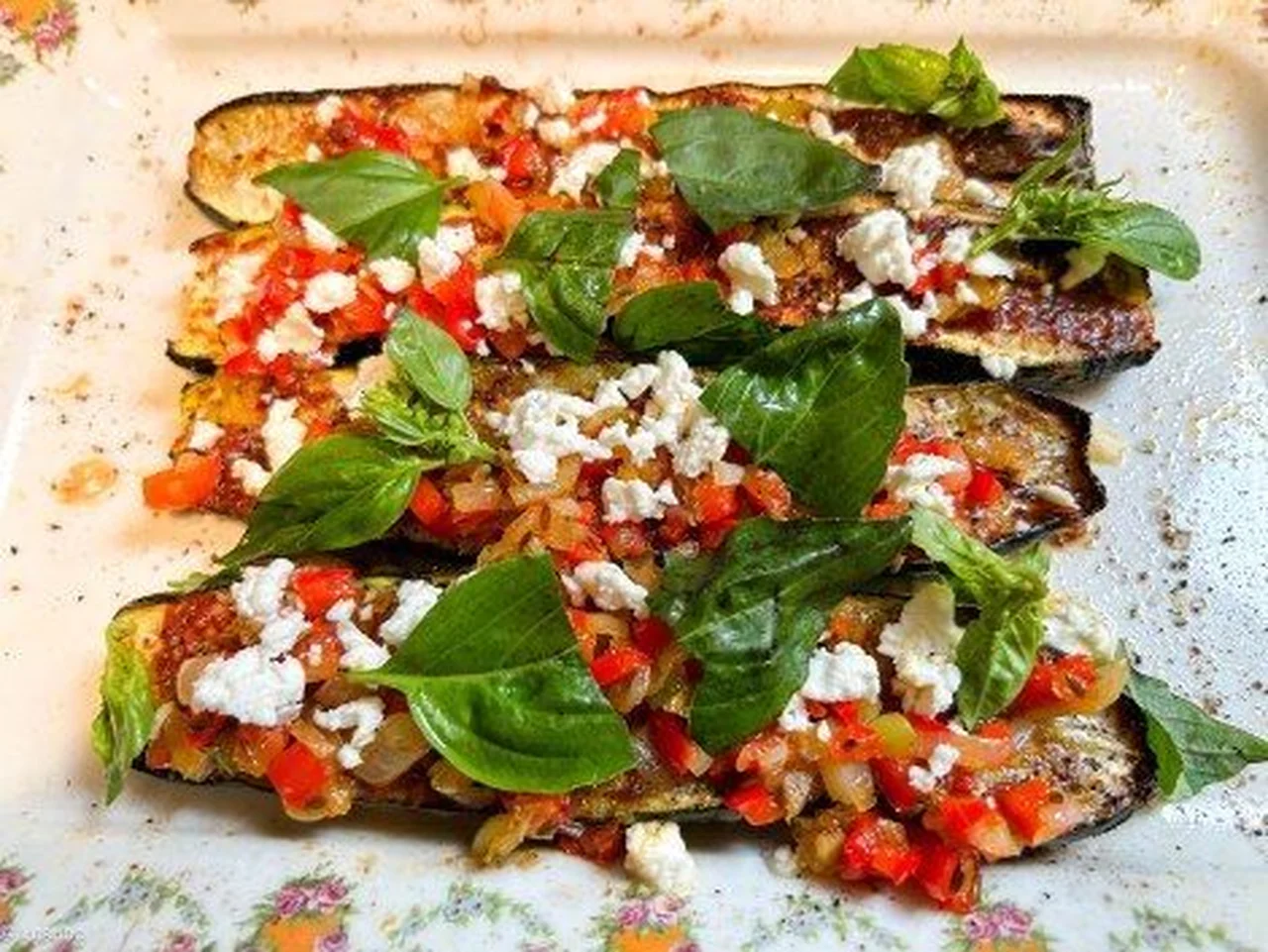 Courgettes rôties, harissa à la rose et condiment poivron