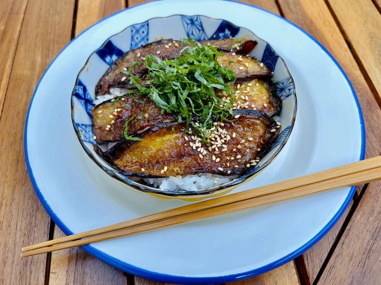 Donburi d'aubergine laquée