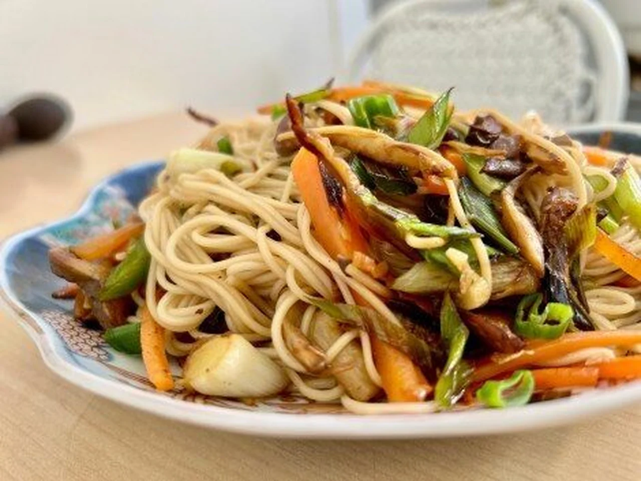 Nouilles somen sautées aux pleurotes et légumes
