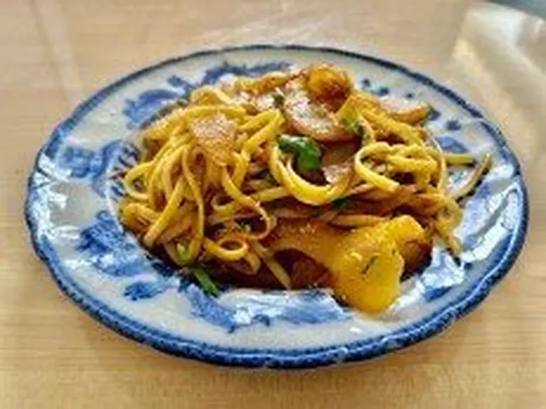 Wok de concombre et nouilles au curry