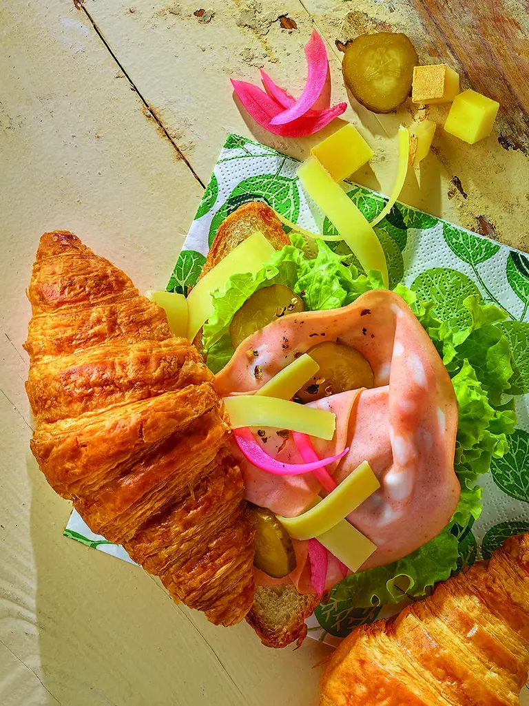 Croissant'dwichs au Beaufort et à la mortadelle