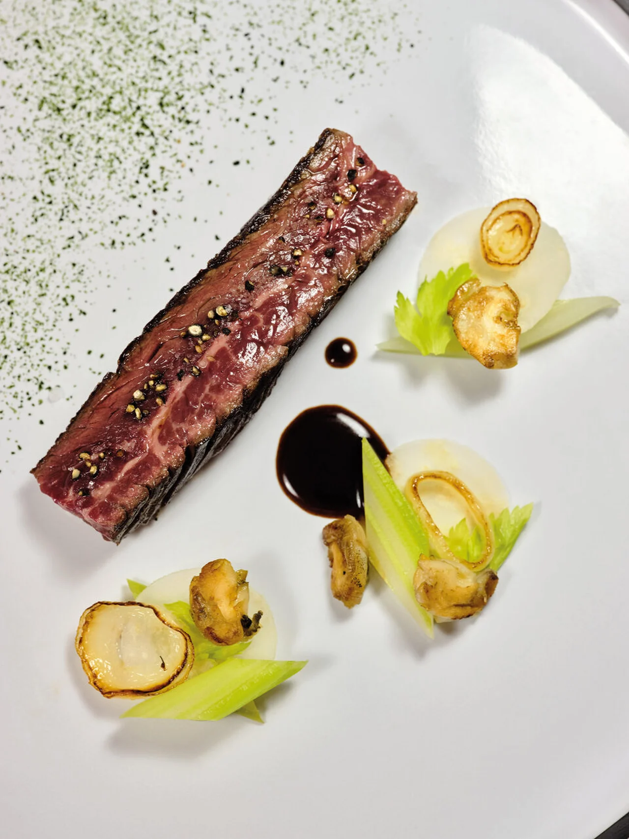 Bœuf normand au charbon de pommier, bulots et cidre