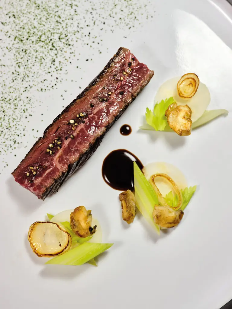 Bœuf normand au charbon de pommier, bulots et cidre