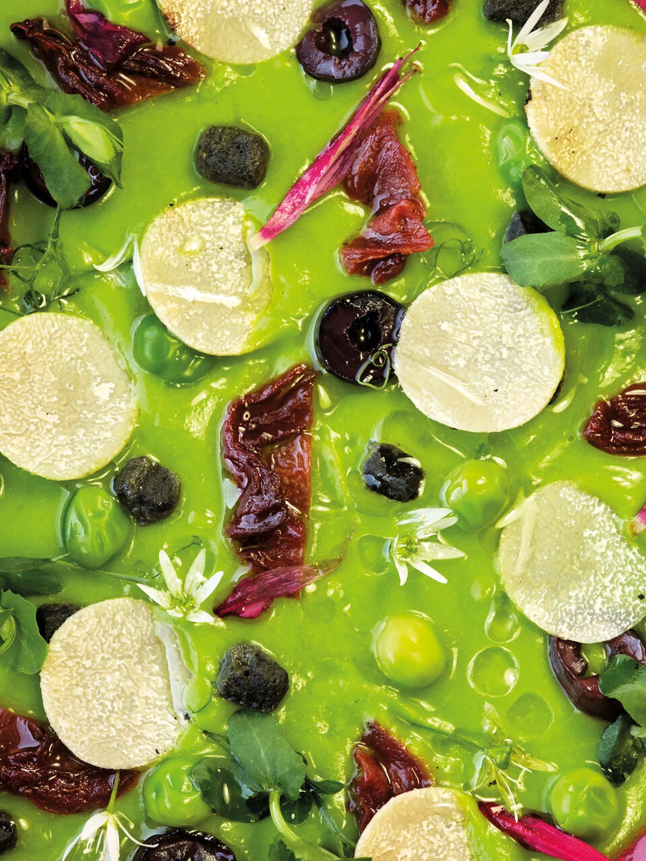 Crème prise de hareng, velouté de petits pois et truffe d'été
