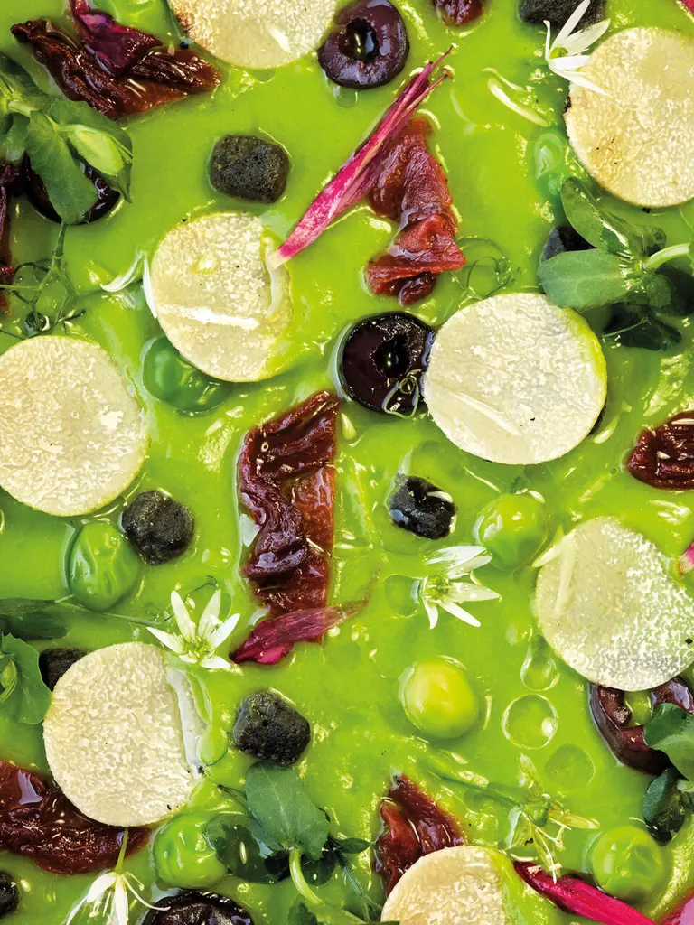 Crème prise de hareng, velouté de petits pois et truffe d'été
