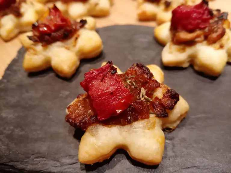 Feuilletés oignons, chèvre et tomates confites