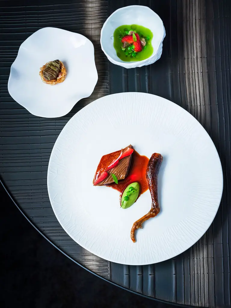 Pigeon, petit pois, verveine et fraise