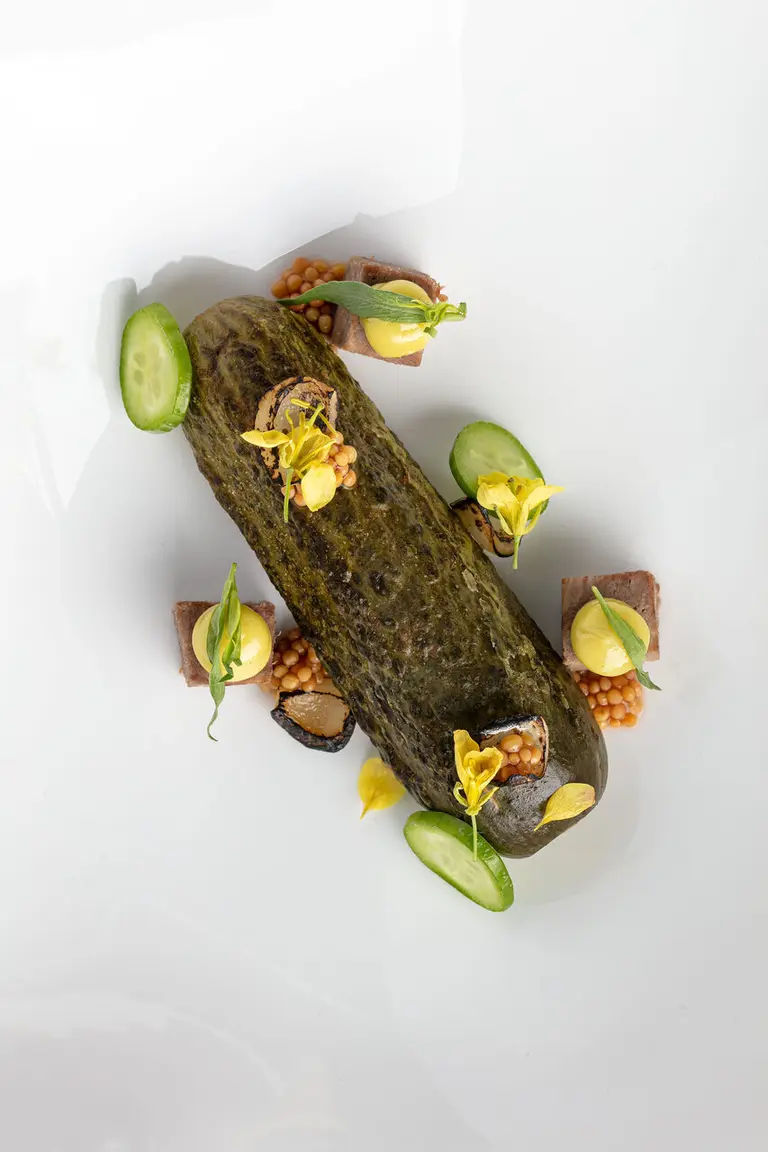 Cornichon, langue de boeuf, gel piment et mayonnaises