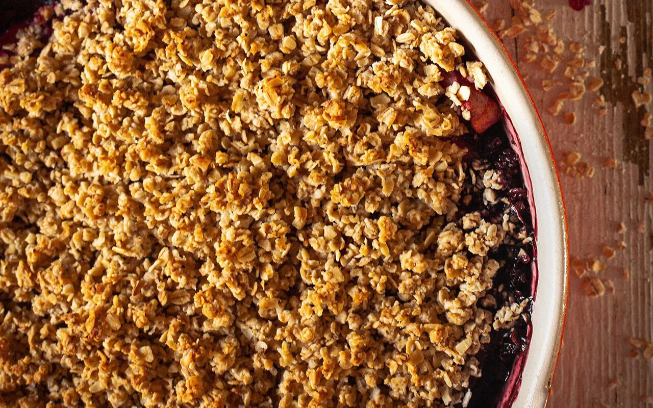 Crumble de prunes rouges aux flocons d'avoine