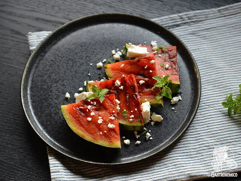 Pastèque grillée, feta et menthe fraîche