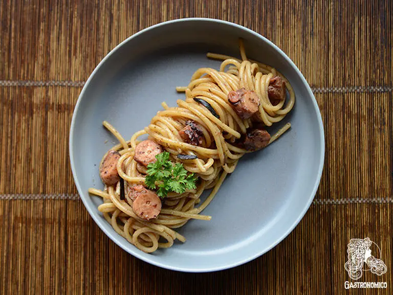 Spaghettis au poulpe et à l'ail noir