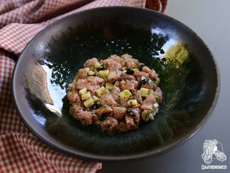 Tartare de veau à l'ail noir