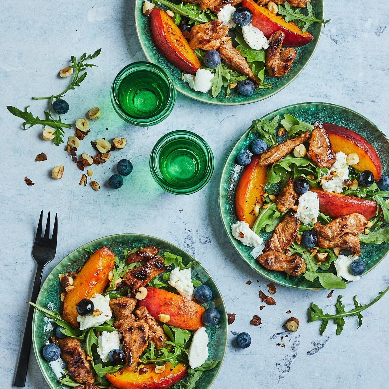 Salade d'agneau, pêches rôties, chèvre et myrtilles