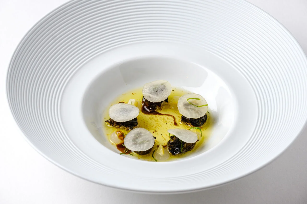 Escargots du Berry au beurre noisette, pickles de navet