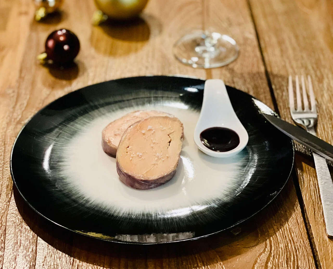 Foie gras de canard poché au vin chaud