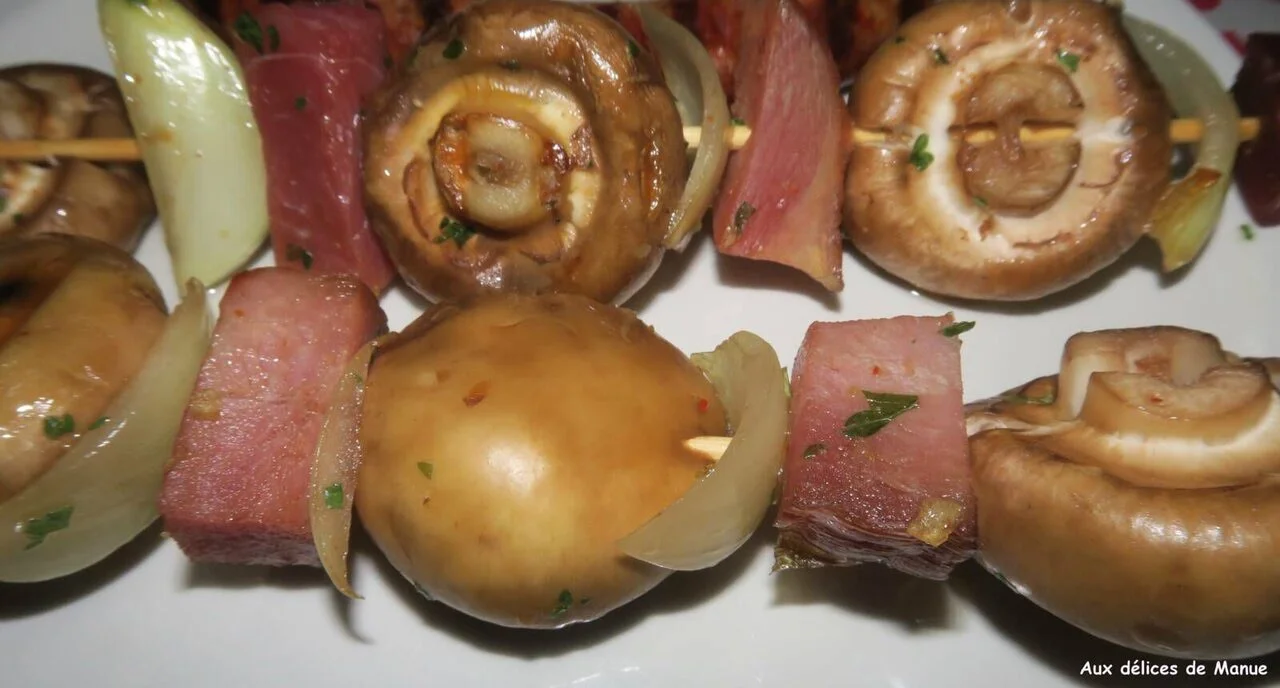 Brochettes de champignons et noix de jambon marinées