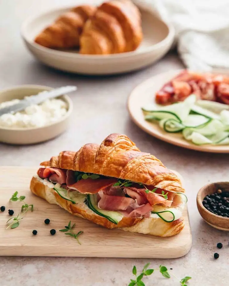 Croissants garnis au fromage et jambon