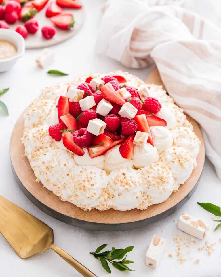 Pavlova au nougat et aux fruits rouges