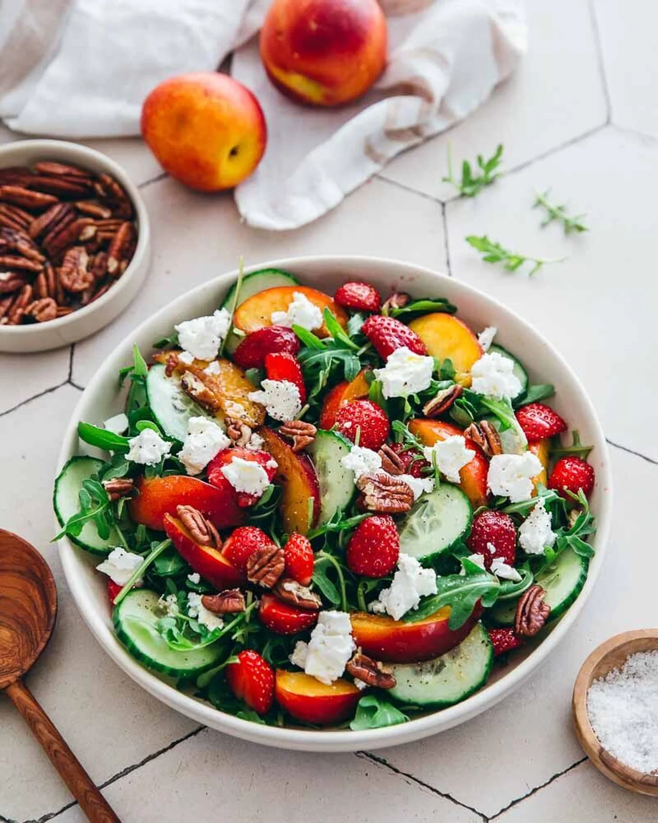 Salade fraîche nectarine, fraise et concombre au chèvre