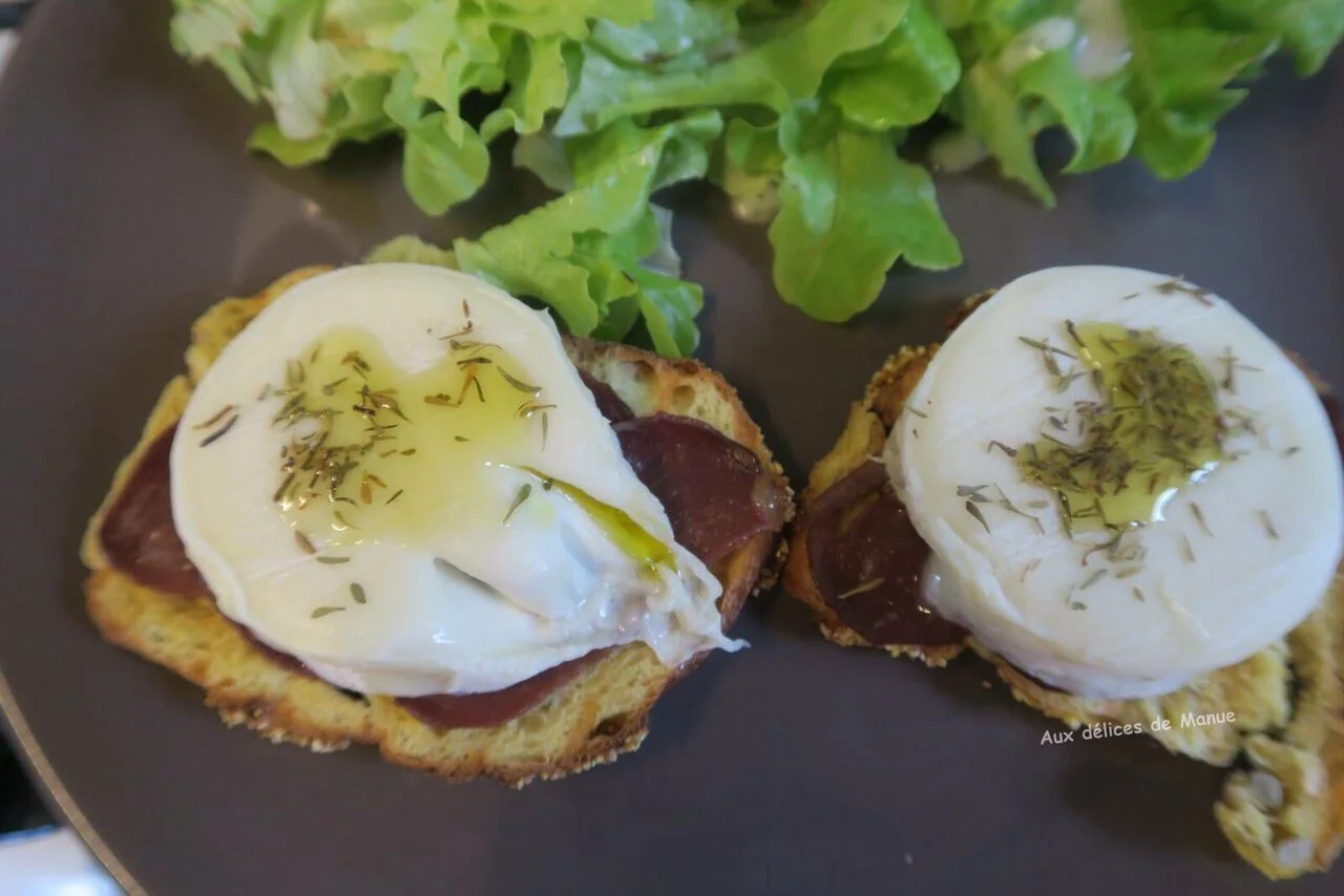 Tartines au Cabécou et magret de canard fumé
