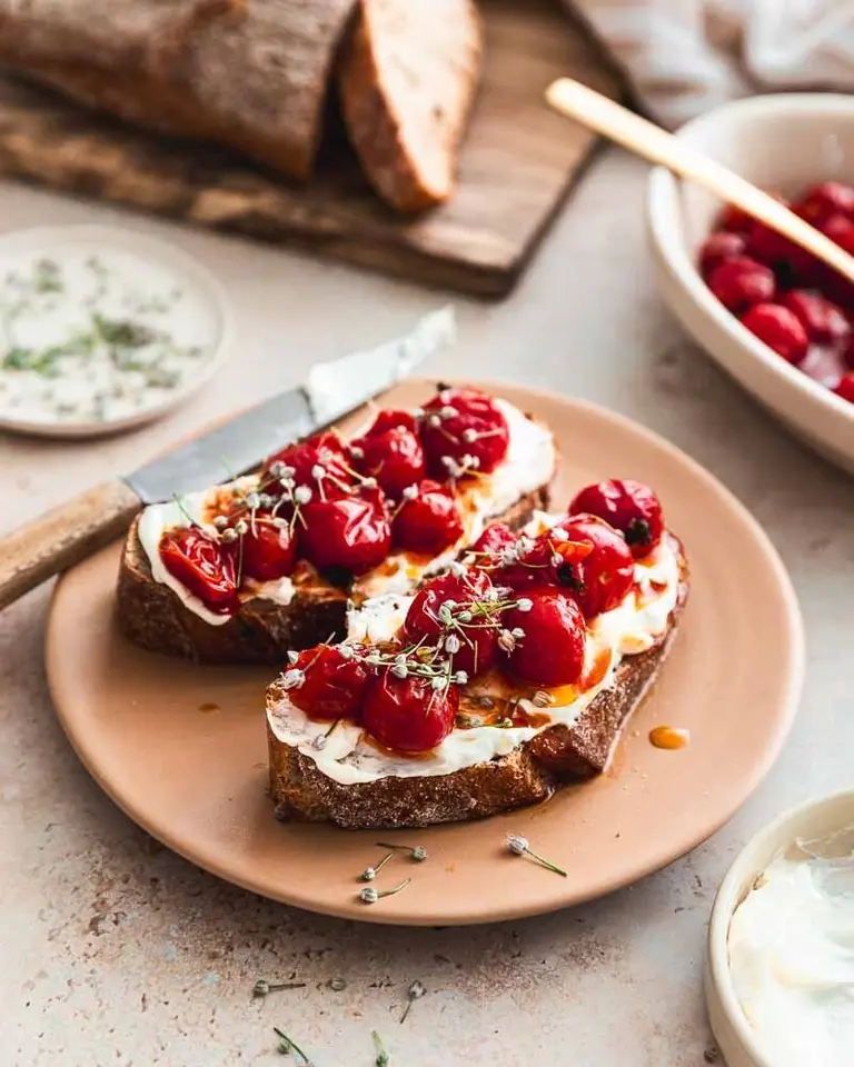 Tartine tomate et fleur de poireau