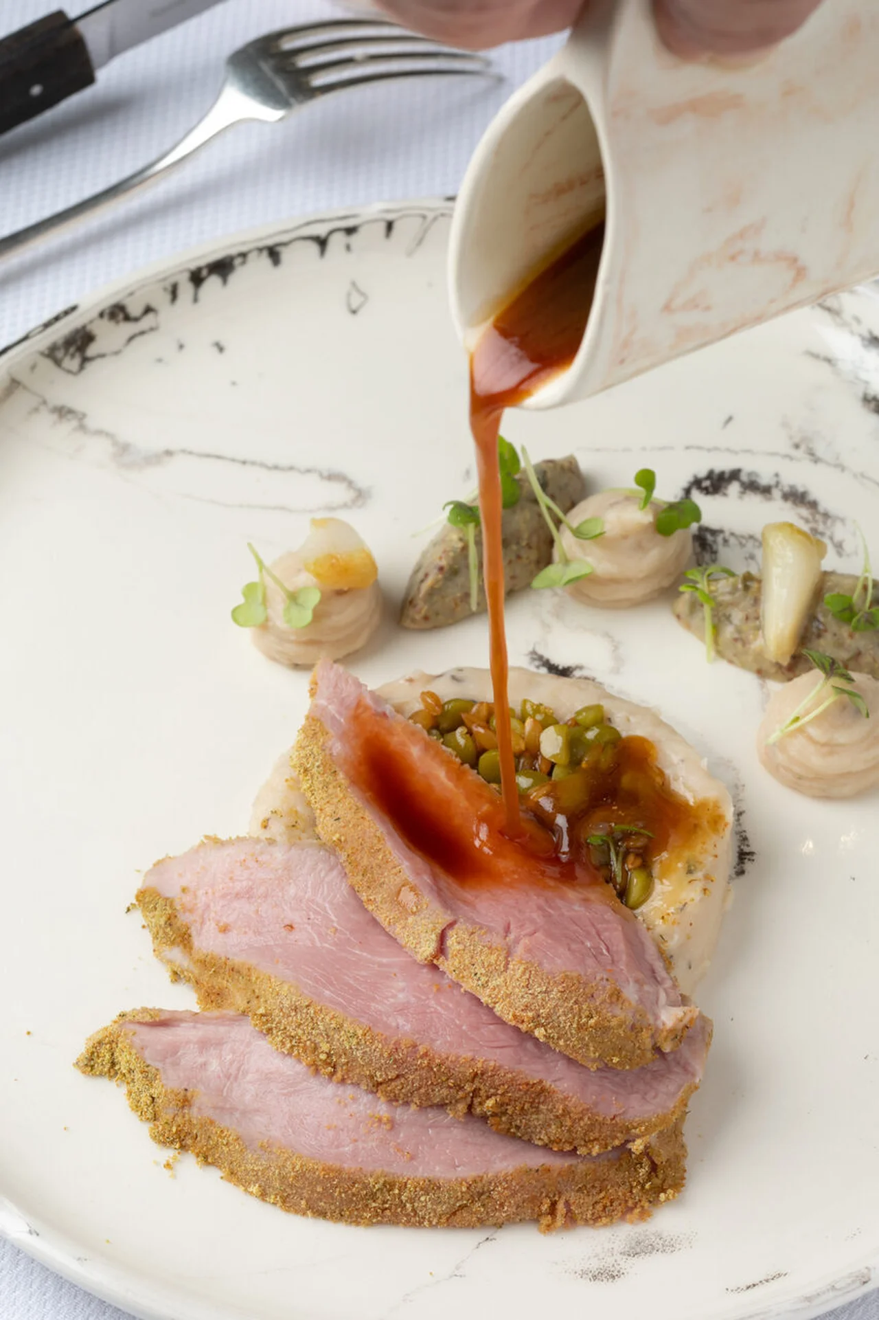 Gigot d'agneau dans son sable aux flageolets