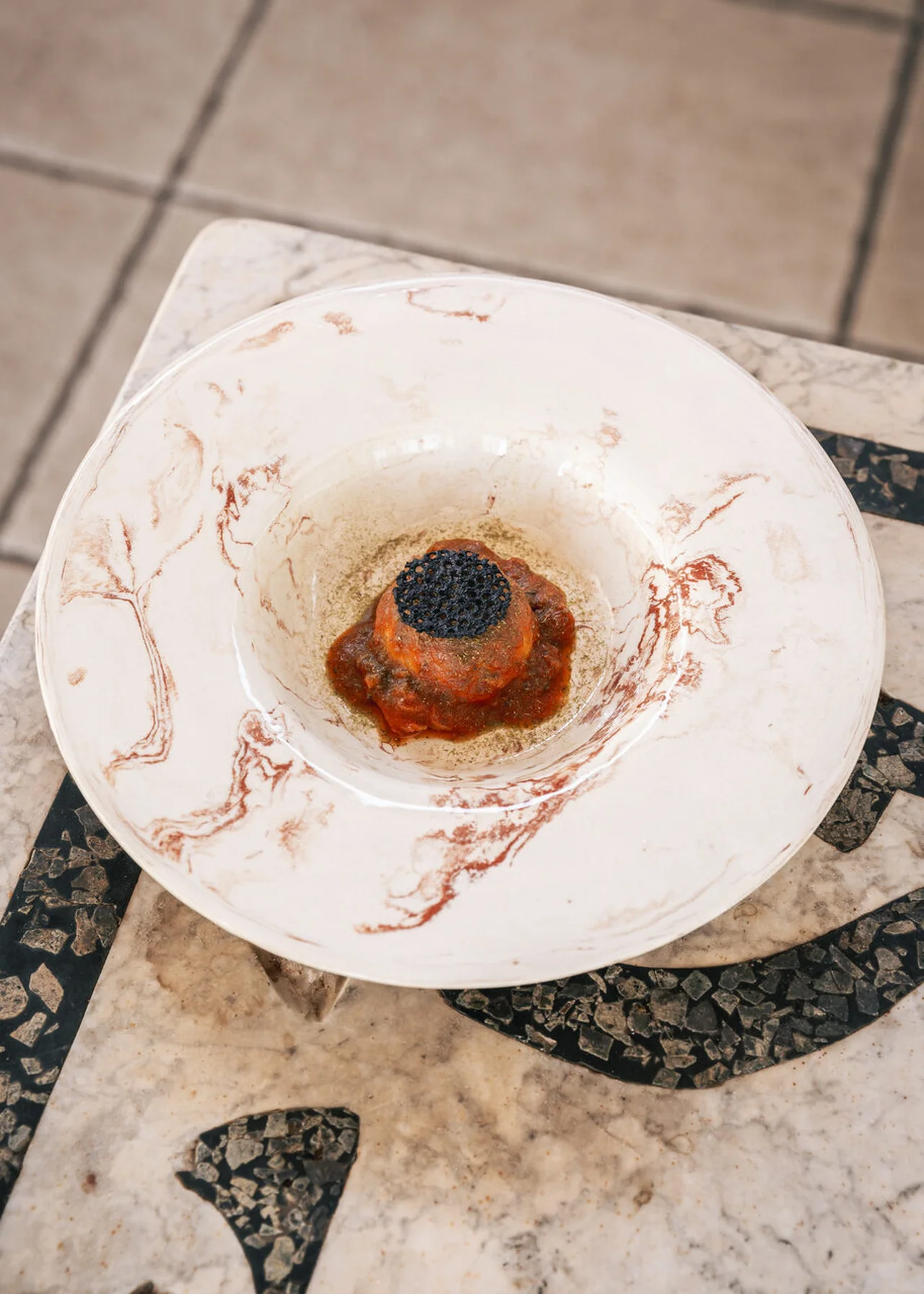 Gnocchis de pieds d'agneau glacé, dentelle d'encre de seiche