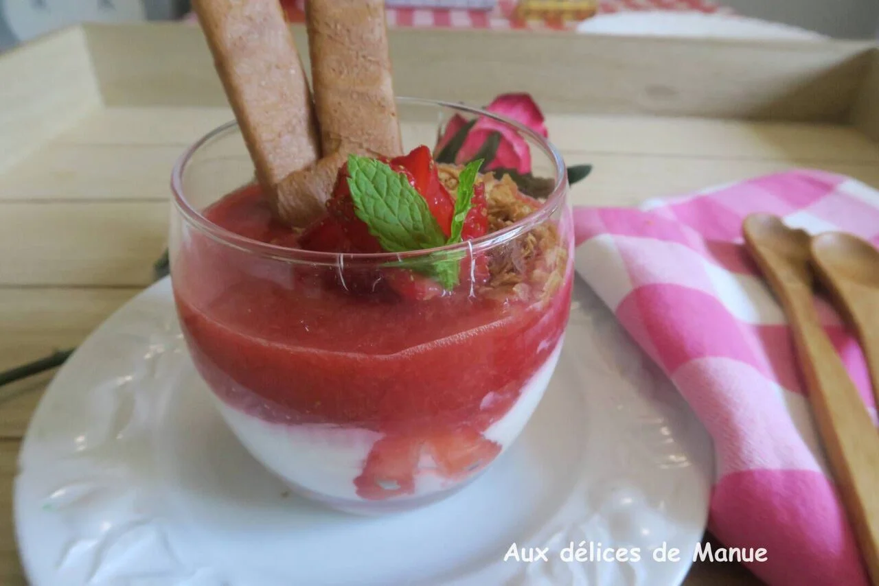 Verrine de fromage blanc aux fraises et crêpes dentelles