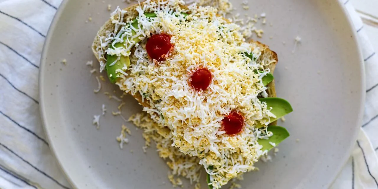 Le toast avocat œuf râpé