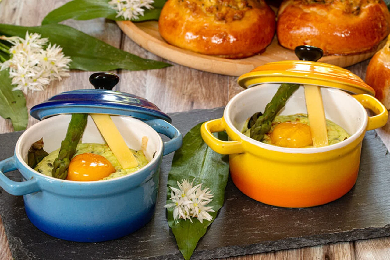 Oeufs cocotte, crème d'ail des ours et Beaufort