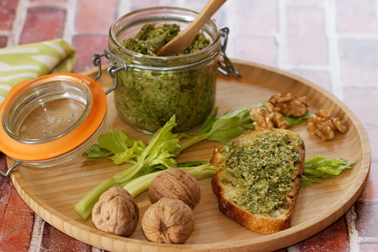 Pesto aux feuilles de céleri et noix